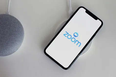 Почему я перевернулся вверх ногами в Zoom? Как исправить