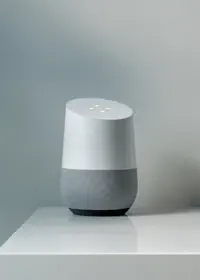 Что представляет собой устройство Google Home?