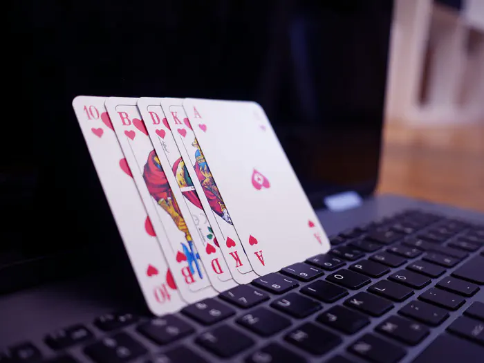 Игра в онлайн-казино с помощью настольного компьютера