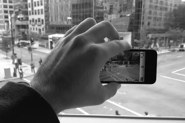 Как преобразовать фотографии в черно-белые на iPhone