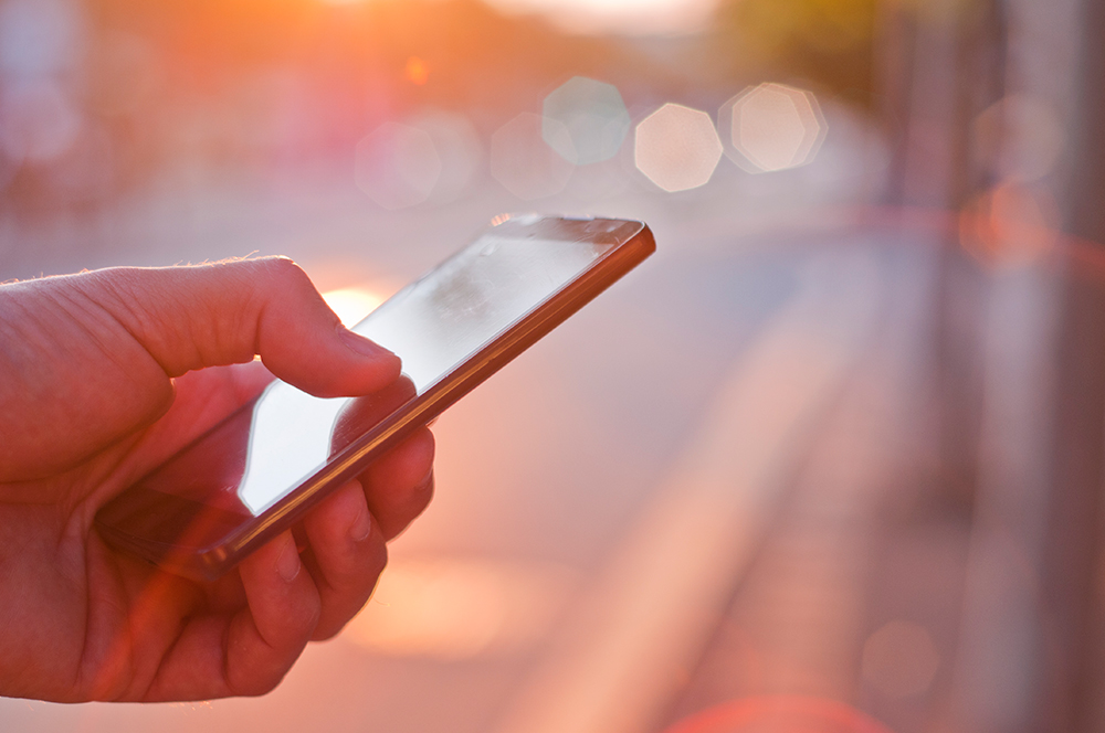 Можно ли пользоваться iPhone во время путешествия в другую страну?