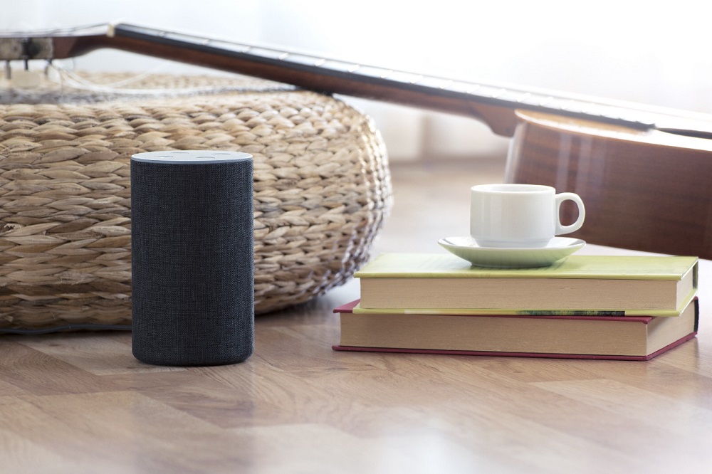 Где находится кнопка сброса Amazon Echo?