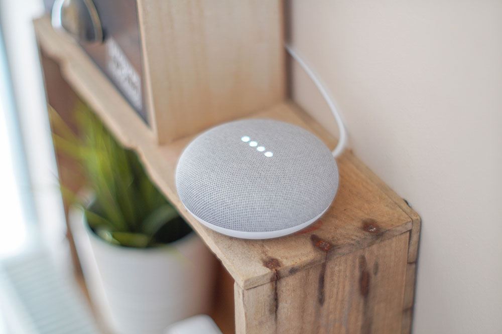 Что представляет собой устройство Google Home?