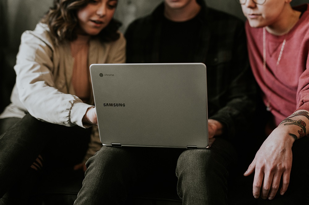 Как включить или выключить скрытые субтитры на Chromebook