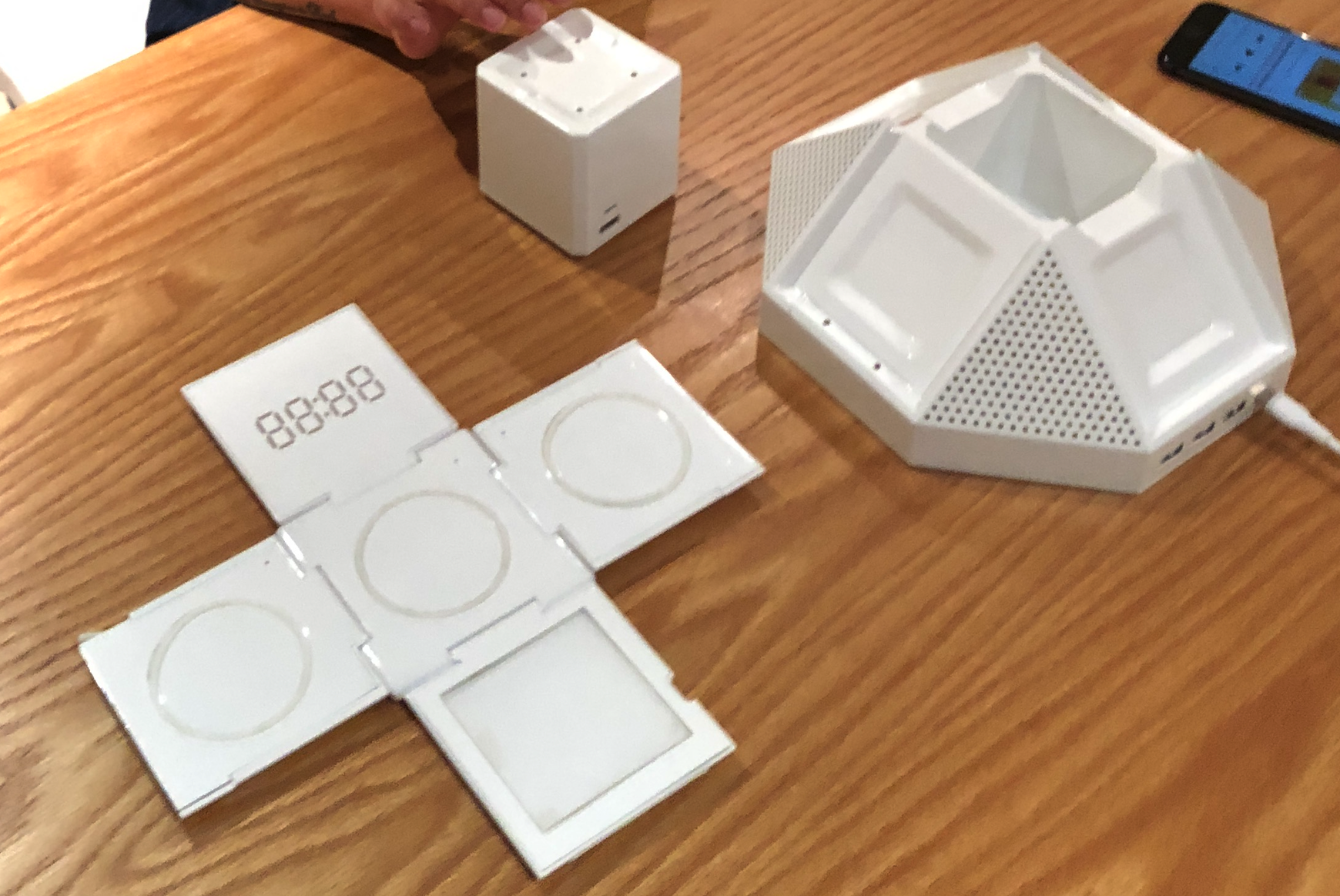 Обзор HyperCube Удостоенное наград беспроводное зарядное устройство, помощник для сна, будильник и умный светильник HyperCube объединяет все это вместе