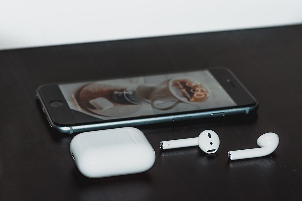 Для чего нужна кнопка на чехле Airpods?